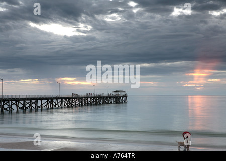 Tramonto sul molo di Grange, Adelaide, Australia del Sud. Foto Stock