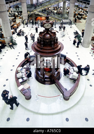 Lloyds of London moderno edificio d'affari interno vista dall'alto guardando giù la torre dell'orologio della gente e la storica Lutine Bell City di Londra Inghilterra Regno Unito Foto Stock