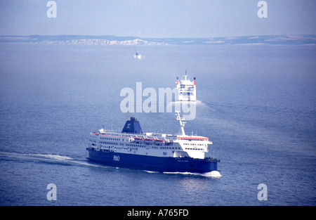 Canale Inglese Francese ferry crossing route 3 traghetti & bianco gesso costa della Francia visibile a 22 miglia di distanza dal porto di Dover Kent England Regno Unito Foto Stock