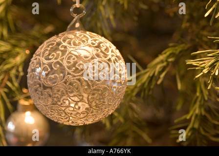 Pallina di natale su albero di Natale, close-up Foto Stock