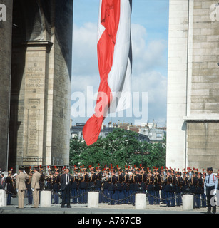 Celebrazione militare presso l'Arc de Triomphe Paris Francia Foto Stock