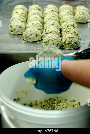 La preparazione di torte di pesce Foto Stock