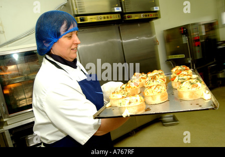 Preparazione per cucinare il pesce dolci presso la Flying Fish festa cucina industriale Foto Stock