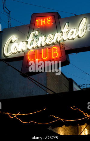 Colpo verticale dell'insegna al neon per la Continental club di Austin TX. Foto Stock