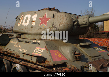 Ex Sovietici T 34 del serbatoio per la vendita in un cantiere di recupero nel Somerset England Regno Unito Foto Stock