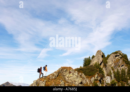 Giovane escursioni in montagna Foto Stock