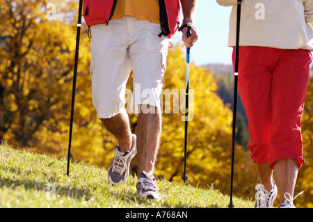 Coppia senior Nordic walking, close-up, sezione bassa Foto Stock