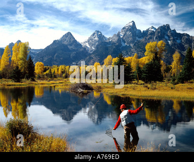 Pesca a mosca a Schwabaker beaver pond sul fiume Snake in Grand Teton National Park Wyoming Teton Mountains nella parte posteriore Foto Stock