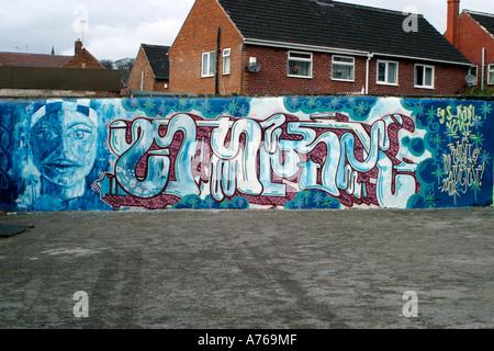 Graffitti arte urbana su pub parcheggio auto parete in Worsbrough Foto Stock