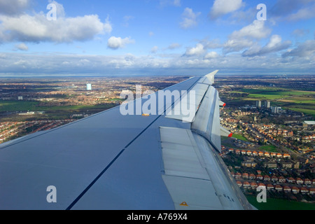 La vista da una finestra di un aeromobile oltre l'ala come si arriva a terra a Londra Heathrow airport. Foto Stock