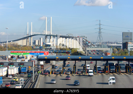 Una compressa di vista prospettica del traffico in entrata e in uscita i pedaggi del QE2 ponte sull'autostrada M25,. Foto Stock