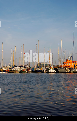 Foto verticale di barche in ampio Marina Northumberland REGNO UNITO Foto Stock