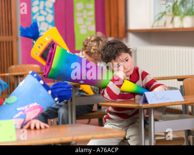 Bambini (4-7) in aula, tenendo i coni di scuola Foto Stock