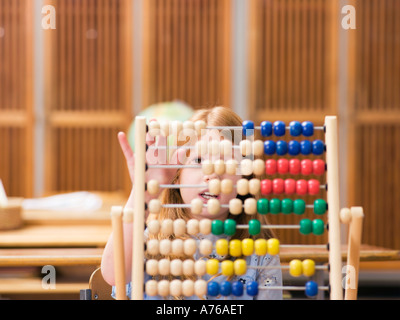 La ragazza (4-7) utilizzando abacus, close-up Foto Stock