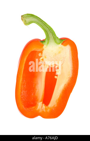 La metà di un peperone rosso su bianco puro sfondo. Foto Stock