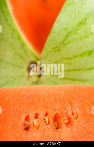 Close up di un intero anguria con una fetta tagliata fuori. Foto Stock