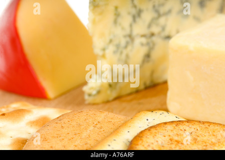 Blocchi di Edam, Stilton e i formaggi Cheddar con biscotti su un vassoio di formaggi. Foto Stock