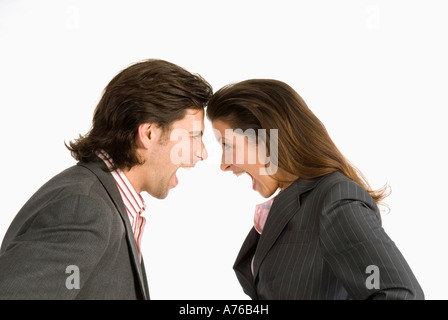Imprenditore e imprenditrice gridando ad ogni altro, vista laterale Foto Stock