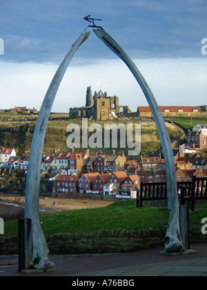 Vista della chiesa di Santa Maria e dell'abbazia di Whitby attraverso il famoso arco di balena. North Yorkshire, Regno Unito Foto Stock