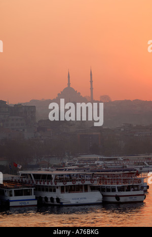 Barche di crociera al tramonto Eminonu Istanbul Turchia Foto Stock