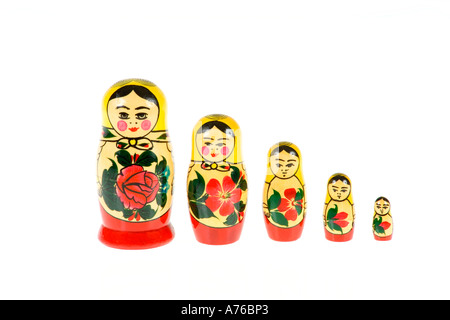 Set di 5 in legno matrioska russa bambole di nidificazione su un puro sfondo bianco. Foto Stock