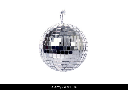 In stile anni settanta con mirroring discoteca glitter sfera su un puro sfondo bianco. Foto Stock