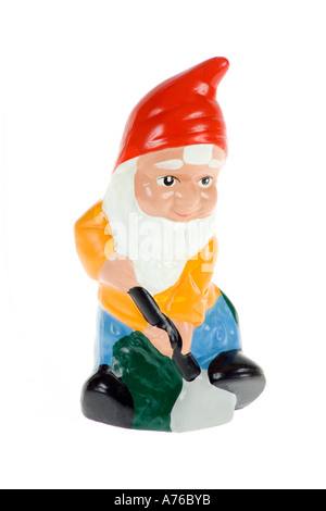 Il kitsch retrò ceramica giardino gnome su un puro sfondo bianco. Foto Stock