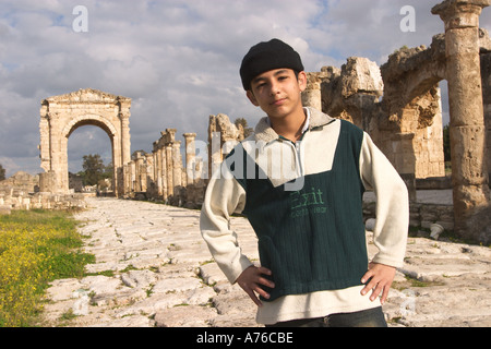 Arco di trionfo eretti durante il periodo romano e giovane ragazzo Filisteo nel pneumatico, Libano Foto Stock