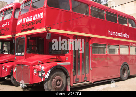 Double Decker bus di Londra di Joe Letts e attivista di pace Ube Evans che trasportano scudi umani a Baghdad in Iraq a Beirut Libano Foto Stock