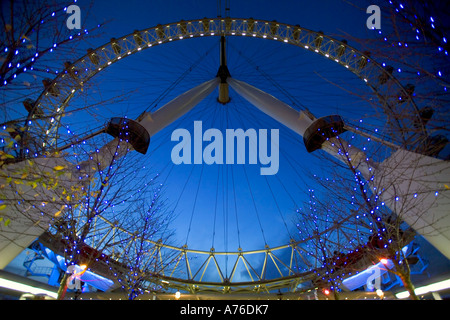 Un insolito un ampio angolo di visione dal livello del suolo del London Eye di notte. Foto Stock