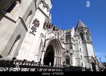 Ampio angolo di visione dell'entrata principale al Royal Courts of Justice aka Tribunali contro un cielo blu. Foto Stock