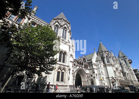 Vista astratta all'ingresso principale del Royal Courts of Justice aka Tribunali contro un cielo blu. Foto Stock