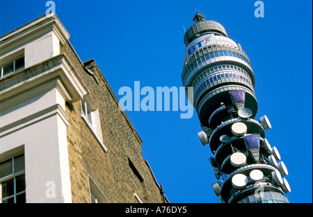 Close up compresso in prospettiva del BT Post Office Tower a partire dal livello del suolo contro un cielo blu. Foto Stock