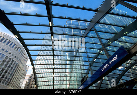 Ampio angolo di visuale astratta di Canary Wharf e la sua architettura contemporanea attraverso il tetto di vetro della stazione della metropolitana. Foto Stock