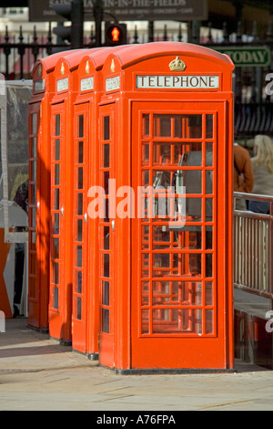 Una fila di luminosi tradizionali cabine telefoniche rosse. Foto Stock