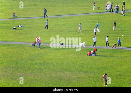 Vista in elevazione del popolo godersi il caldo sole a Greenwich Park. Foto Stock