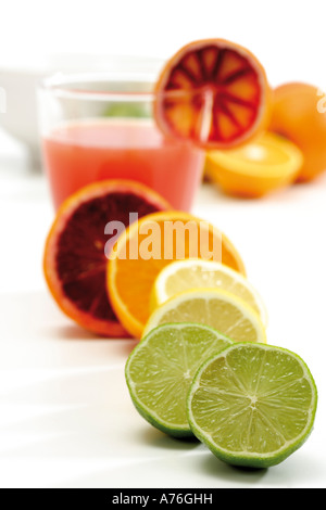 Vari agrumi dal bicchiere di succo di frutta Foto Stock