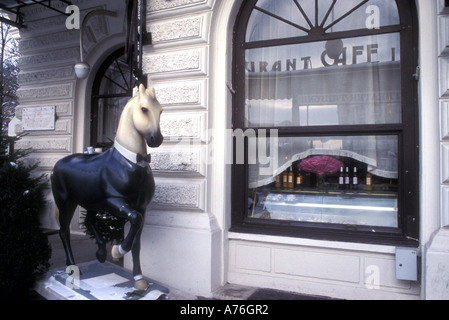 Cafe Landtmann con cavallo in smoking, Vienna Foto Stock