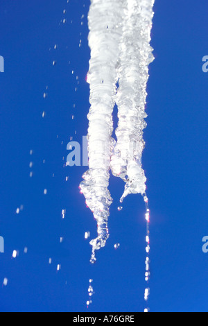 Un ghiacciolo di fusione contro un pulito cielo blu. Foto Stock