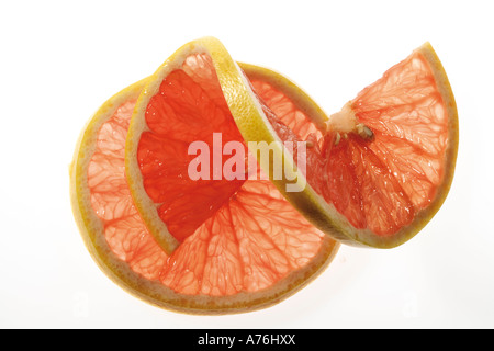 Due fette di pompelmo rosso rubino Foto Stock