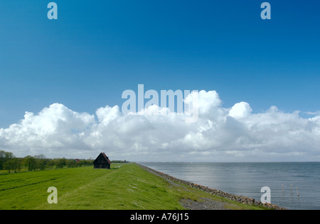 La diga del lago IJsselmeer vicino alla città di Den Oever nei Paesi Bassi Foto Stock
