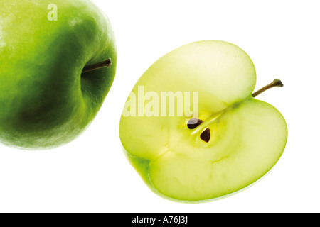 Fette di mela e frutti interi, close-up Foto Stock
