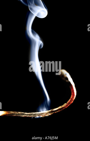 Bruciò matchstick su sfondo nero, close-up Foto Stock