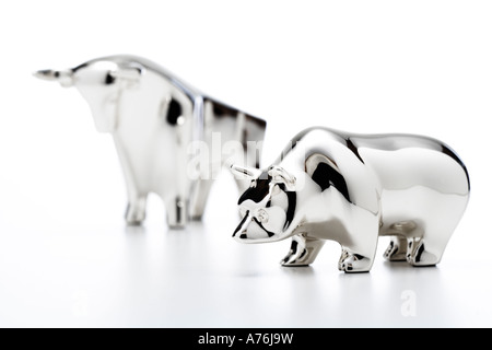 Bull e bear figurine, close-up Foto Stock