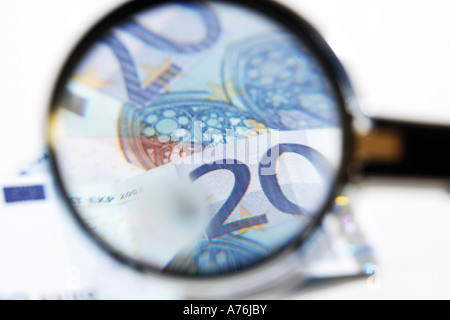 20 le banconote in euro sotto la lente di ingrandimento, close-up Foto Stock