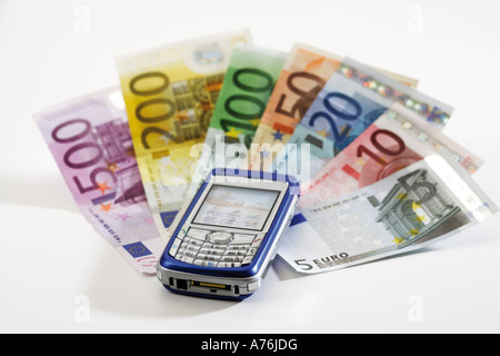 Telefono cellulare sulle banconote, close-up Foto Stock
