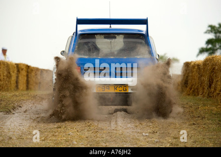 Un concorrente allo start del Rally evento al Festival di Goodwood di velocità. Foto Stock