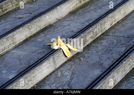 La buccia di banana giacente su scale Foto Stock