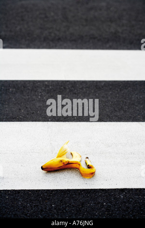 La buccia di banana giacente su crosswalk Foto Stock
