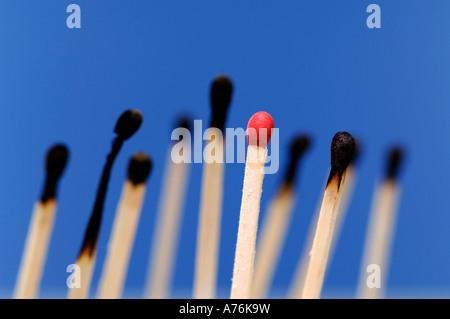 Red match, bruciato corrisponde in background Foto Stock